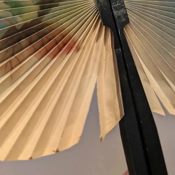 Vintage floral paper fan - Picture 4 of 9